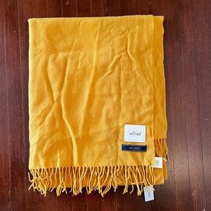 Wilfred very big one size scarf in gold!